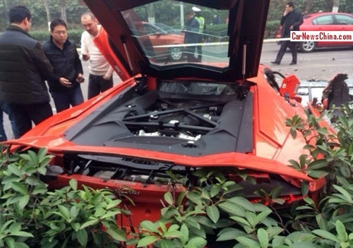  lamborghini aventador húc xe buýt tại trung quốc 