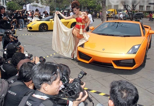  lamborghini trình diễn cùng người đẹp jakarta 