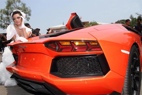  lamborghini trình diễn cùng người đẹp jakarta 