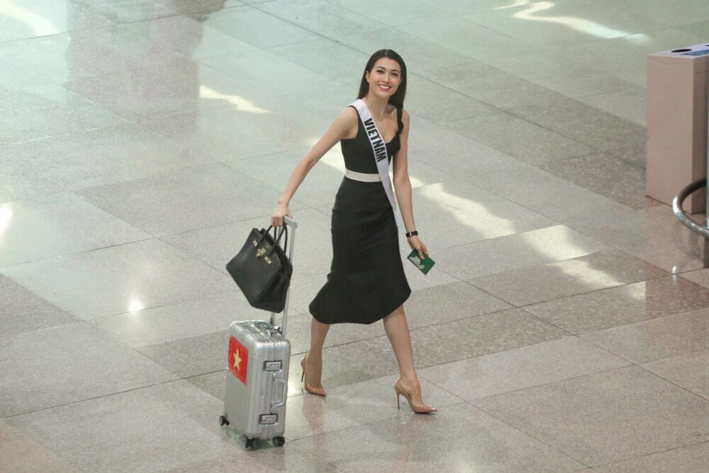 Lệ hằng xách túi 300 triệu toả sáng tại sân bay khi về nước