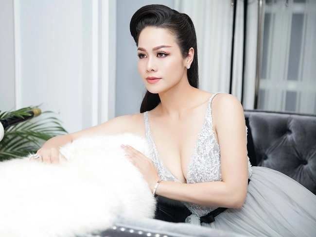 Lệ quyên diện thấu da nhật kim anh mặc xẻ bạo nhất tuần