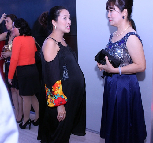 Linh nga bầu bí vẫn chọn giày cao