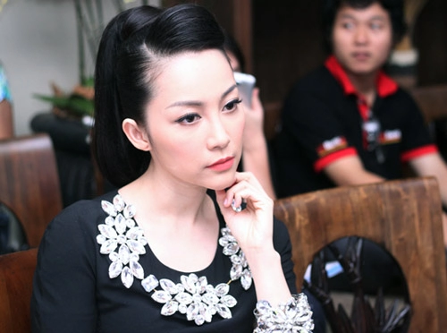 Linh nga đeo trang sức đá đầy người