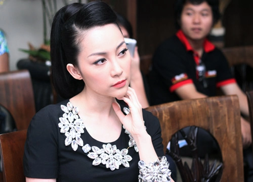 Linh nga đeo trang sức đá đầy người