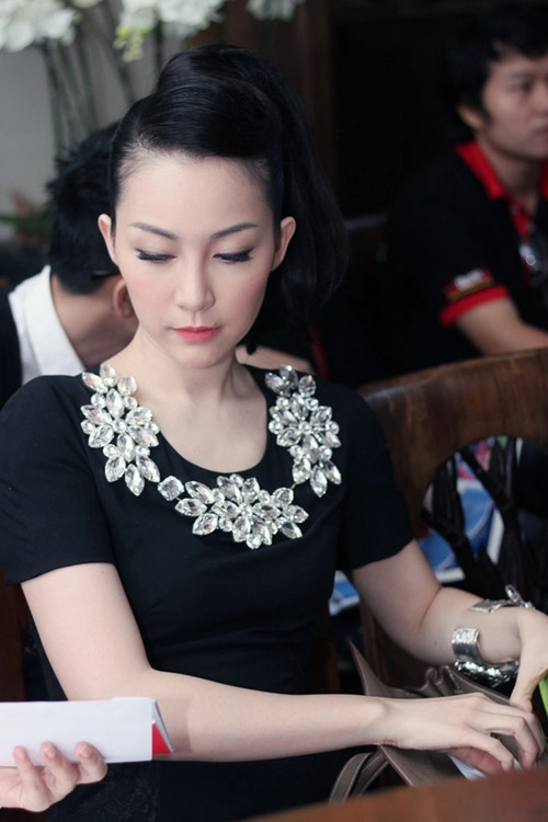 Linh nga đeo trang sức đá đầy người