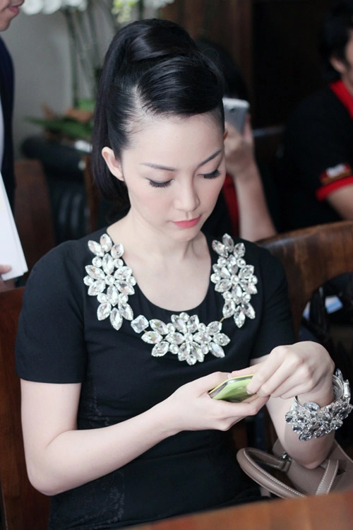 Linh nga đeo trang sức đá đầy người