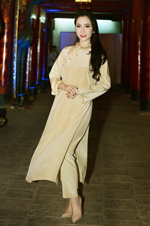 Linh nga khoe hình thể chuẩn