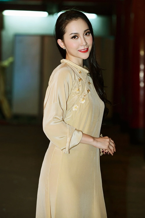 Linh nga khoe hình thể chuẩn