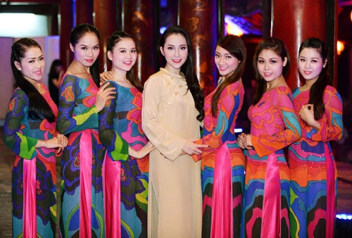 Linh nga khoe hình thể chuẩn