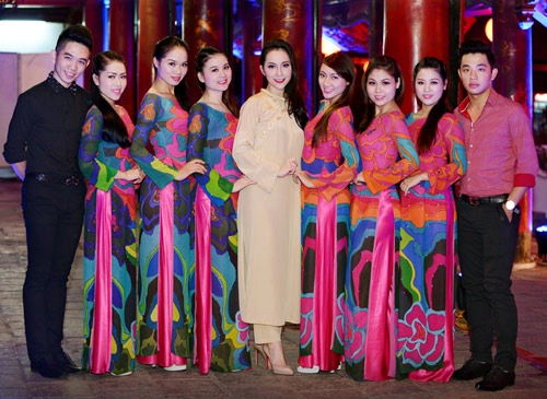 Linh nga khoe hình thể chuẩn