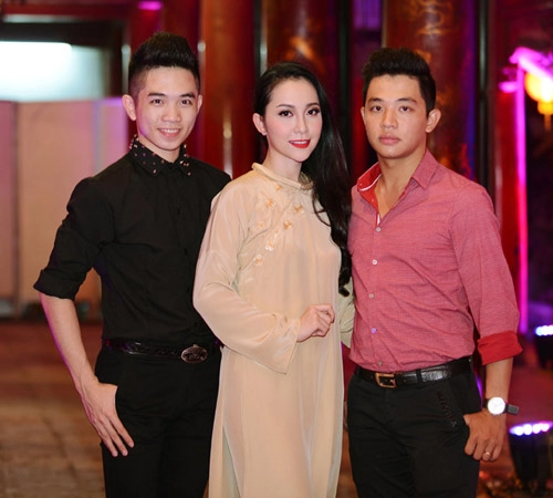Linh nga khoe hình thể chuẩn