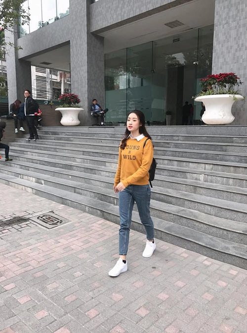 Lộng lẫy tại sự kiện là thế nhưng đi học hh mỹ linh lại giản dị đến bất ngờ