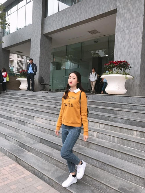 Lộng lẫy tại sự kiện là thế nhưng đi học hh mỹ linh lại giản dị đến bất ngờ