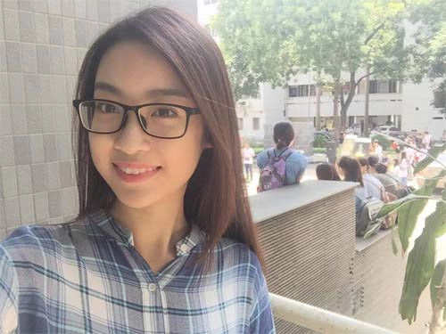 Lộng lẫy tại sự kiện là thế nhưng đi học hh mỹ linh lại giản dị đến bất ngờ