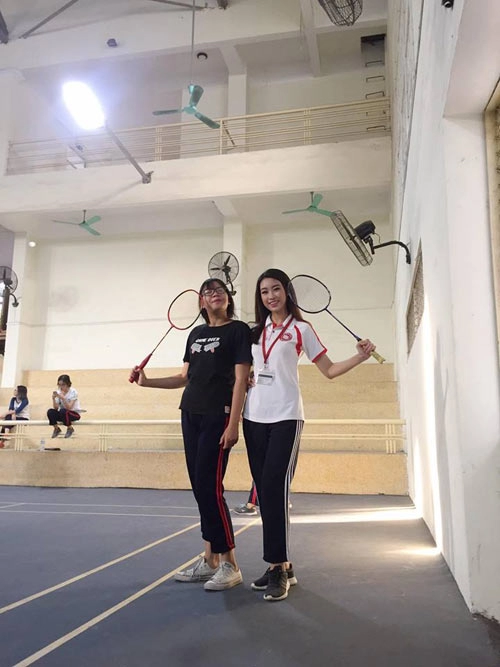 Lộng lẫy tại sự kiện là thế nhưng đi học hh mỹ linh lại giản dị đến bất ngờ