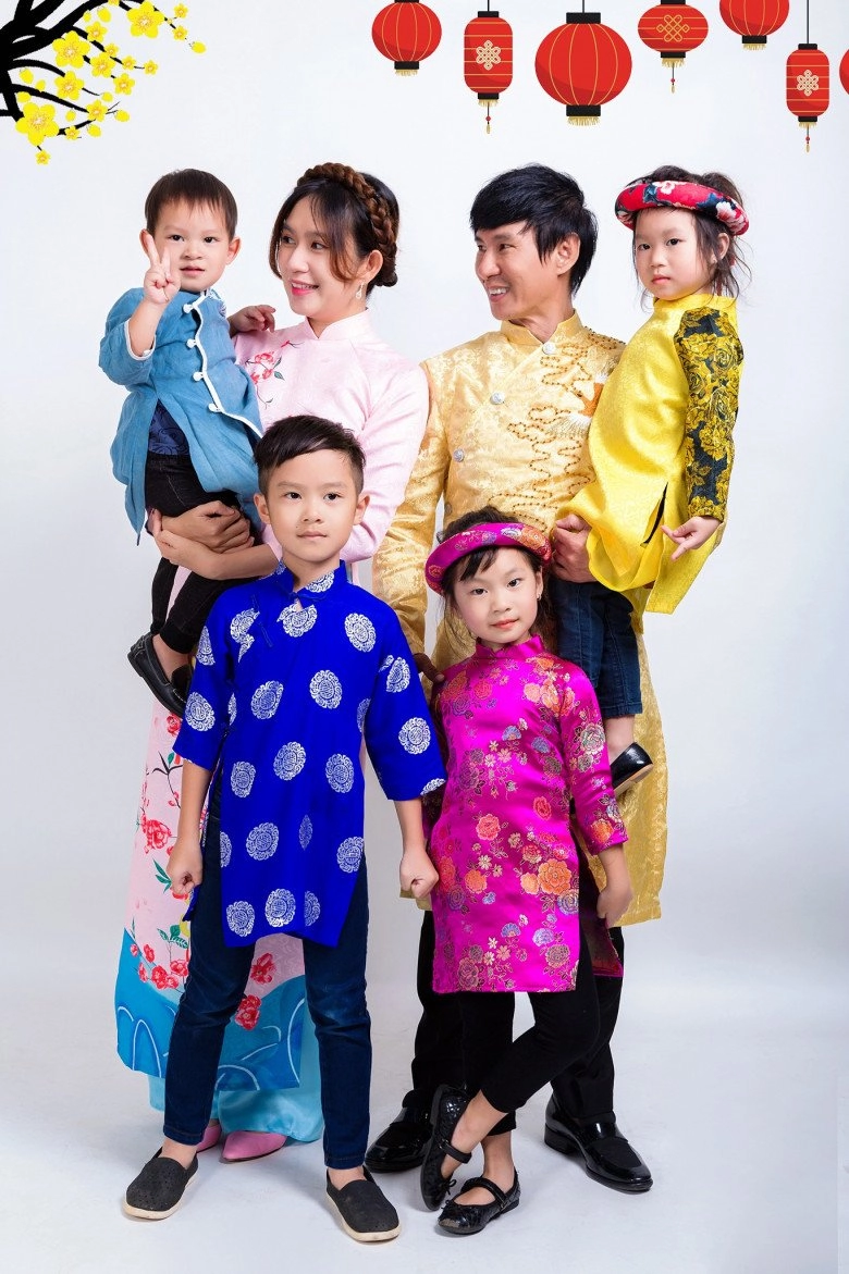 Lý hải - minh hà dẫn đầu xu hướng thời trang gia đình tết 2024 chỉ mặc đồ truyền thống cùng các con