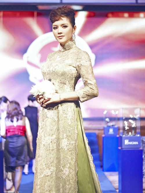 Lý nhã kỳ và những bộ áo dài gây ầm ĩ