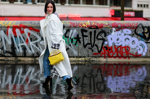 Mặc trời mưa street style ở paris fashion week vẫn đẹp rộn ràng