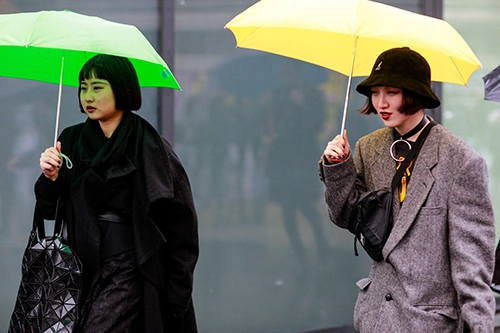 Mặc trời mưa street style ở paris fashion week vẫn đẹp rộn ràng