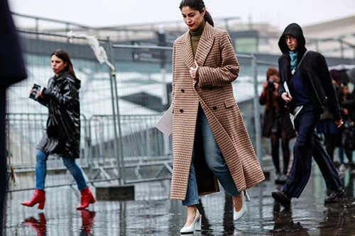 Mặc trời mưa street style ở paris fashion week vẫn đẹp rộn ràng