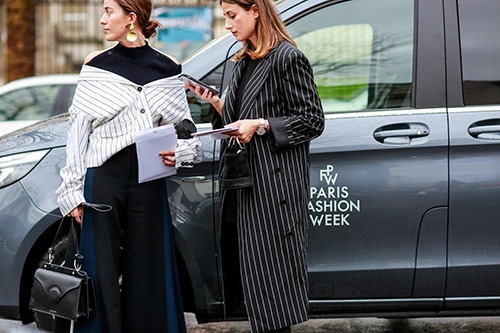 Mặc trời mưa street style ở paris fashion week vẫn đẹp rộn ràng