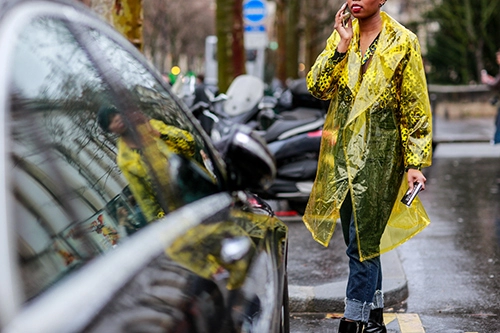 Mặc trời mưa street style ở paris fashion week vẫn đẹp rộn ràng