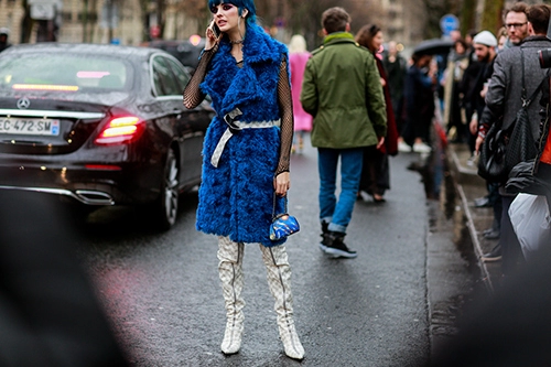 Mặc trời mưa street style ở paris fashion week vẫn đẹp rộn ràng