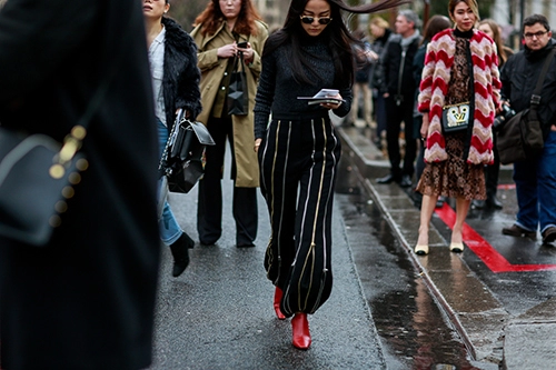 Mặc trời mưa street style ở paris fashion week vẫn đẹp rộn ràng