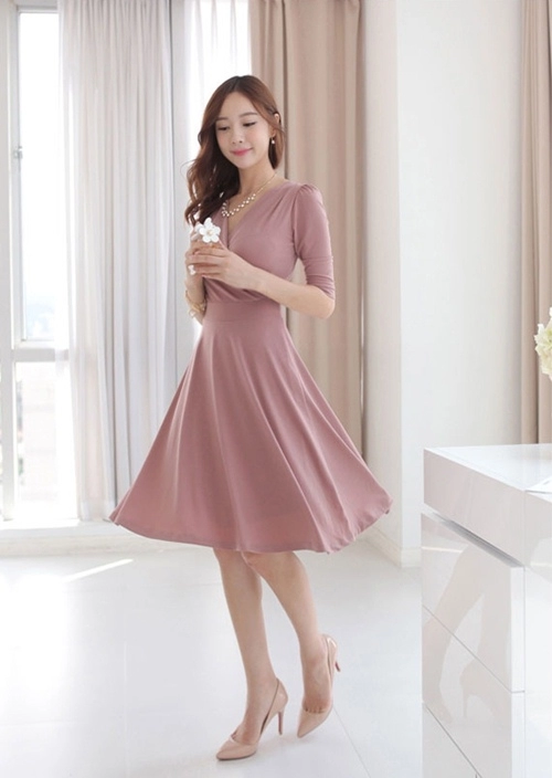 Mách nàng công sở eo bánh mỳ chọn váy đẹp