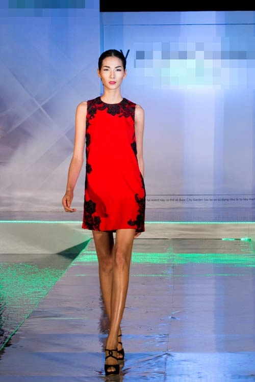 Mai giang đọ chân dài với hoàng thuỳ