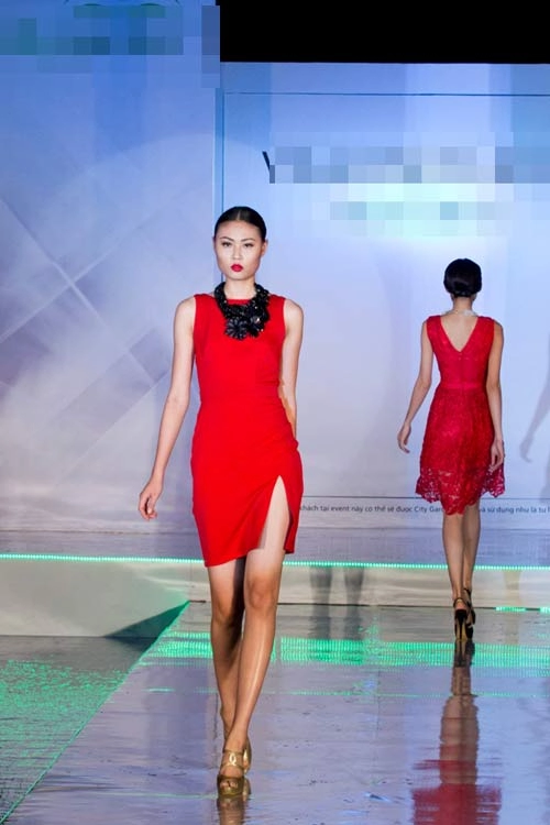 Mai giang đọ chân dài với hoàng thuỳ