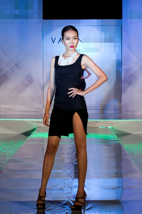 Mai giang đọ chân dài với hoàng thuỳ
