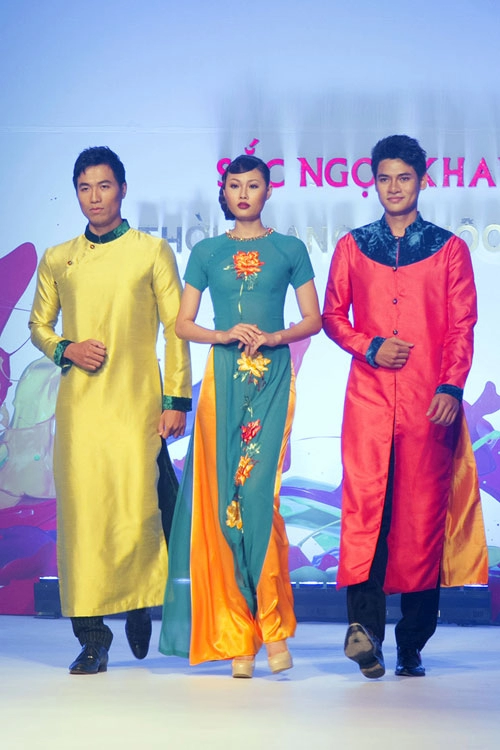 Mai giang mặc áo dài diễn catwalk
