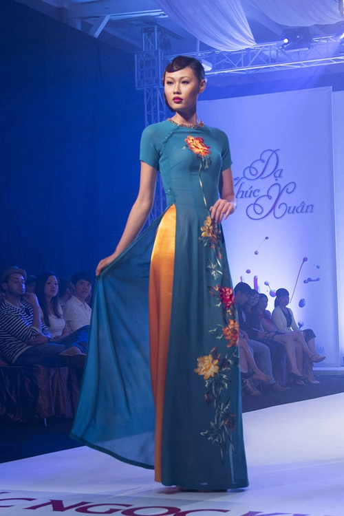 Mai giang mặc áo dài diễn catwalk