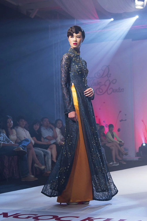 Mai giang mặc áo dài diễn catwalk