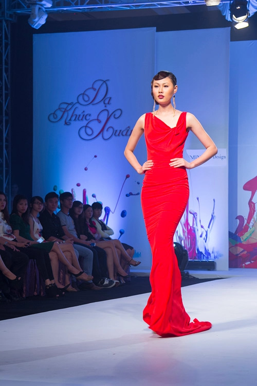 Mai giang mặc áo dài diễn catwalk