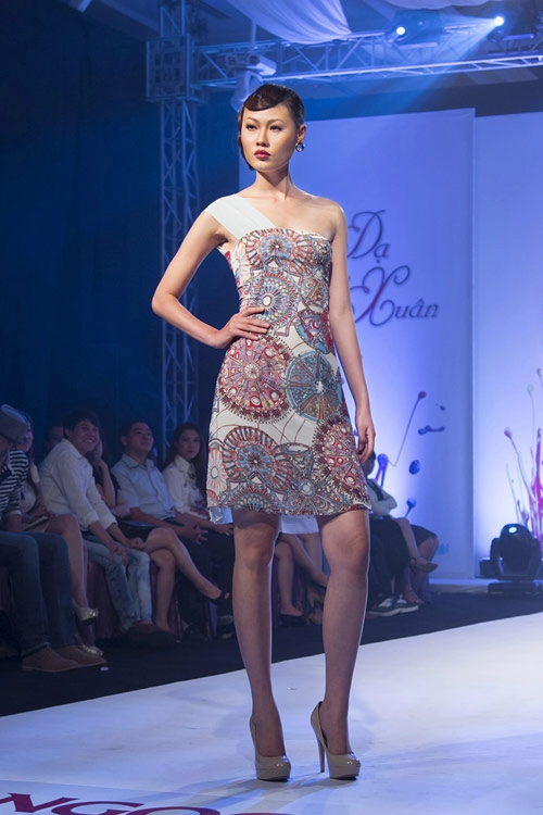 Mai giang mặc áo dài diễn catwalk