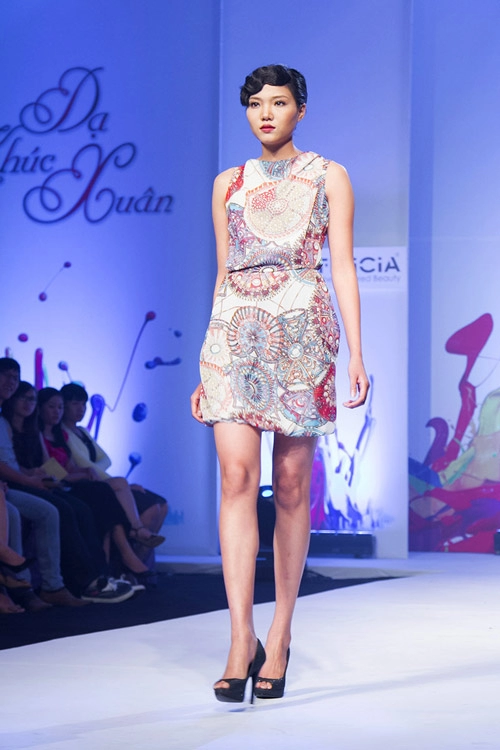 Mai giang mặc áo dài diễn catwalk