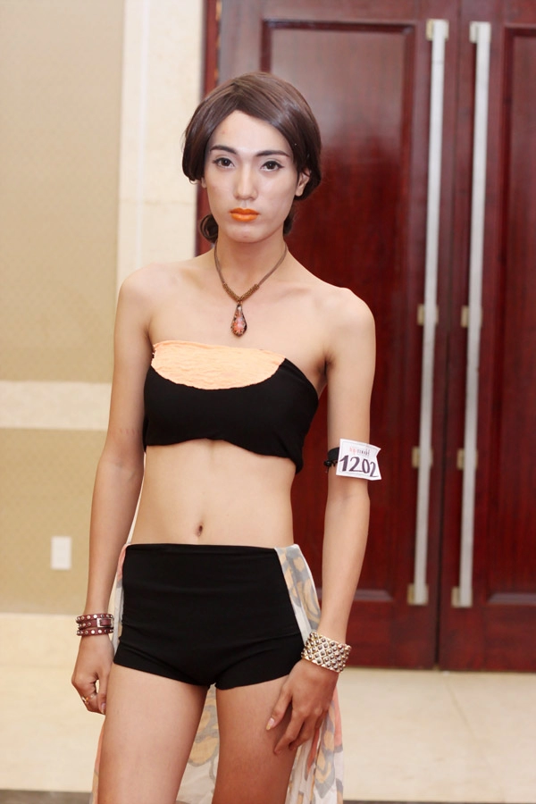 Mẫu chuyển giới vượt qua vòng bikini