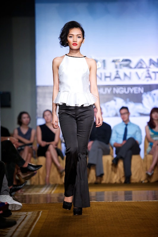 Mẫu trẻ thiếu tự tin trên sàn catwalk