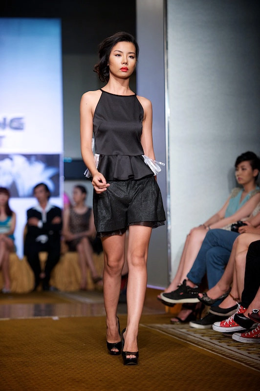 Mẫu trẻ thiếu tự tin trên sàn catwalk