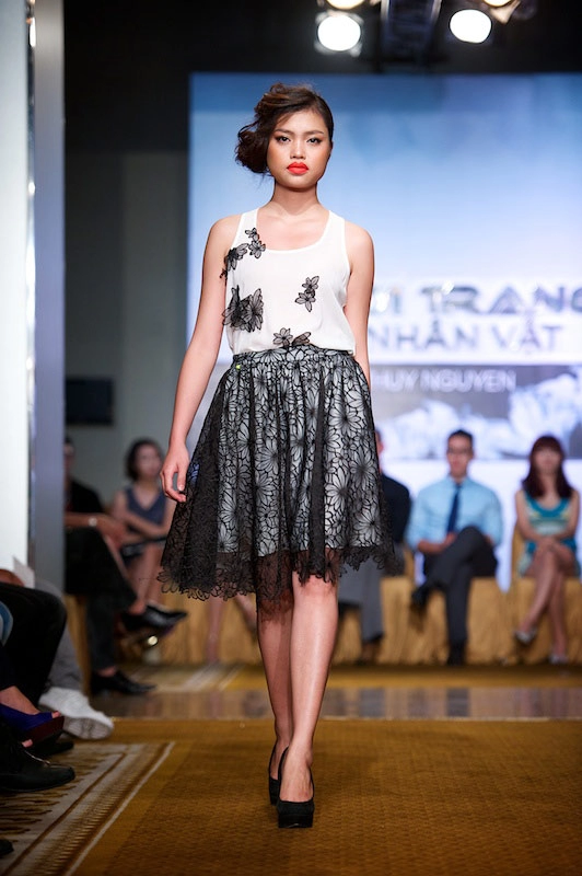 Mẫu trẻ thiếu tự tin trên sàn catwalk