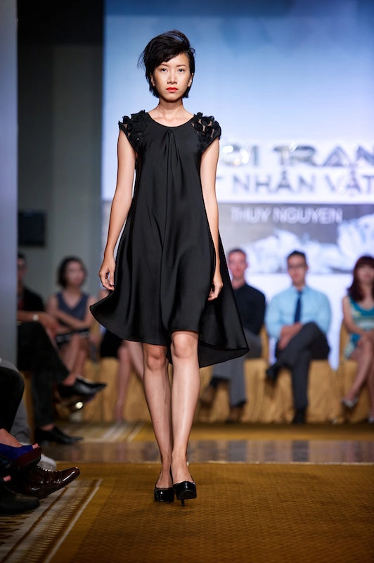 Mẫu trẻ thiếu tự tin trên sàn catwalk