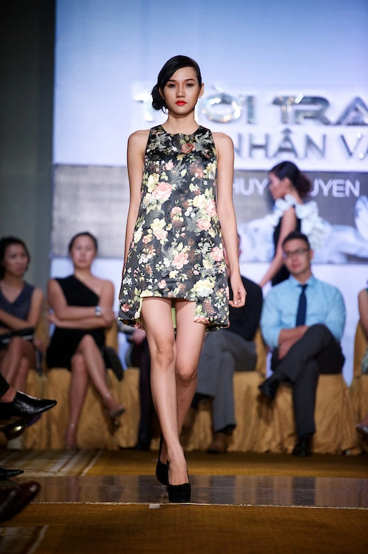 Mẫu trẻ thiếu tự tin trên sàn catwalk