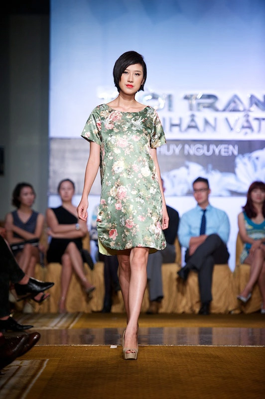 Mẫu trẻ thiếu tự tin trên sàn catwalk