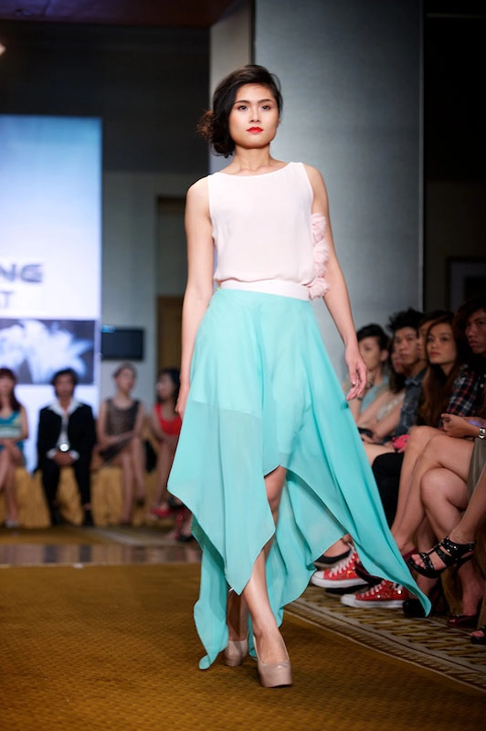 Mẫu trẻ thiếu tự tin trên sàn catwalk
