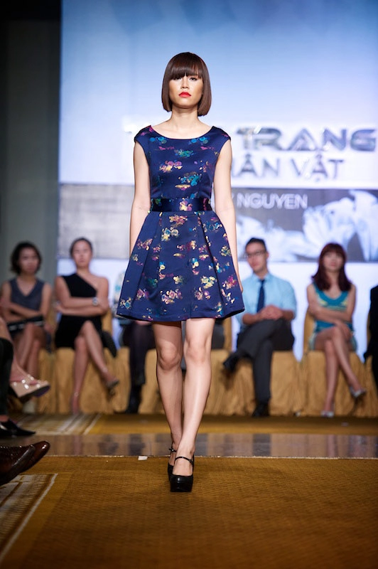 Mẫu trẻ thiếu tự tin trên sàn catwalk
