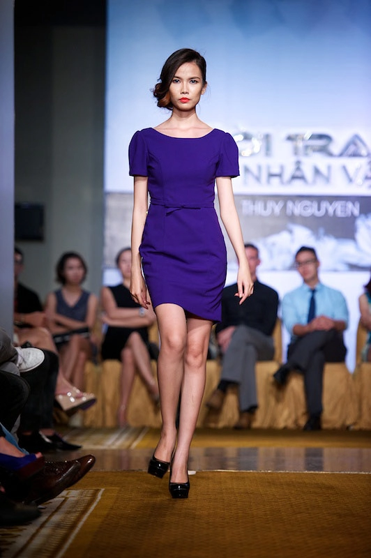 Mẫu trẻ thiếu tự tin trên sàn catwalk