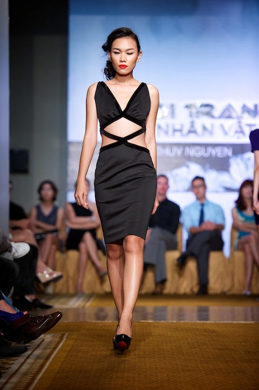 Mẫu trẻ thiếu tự tin trên sàn catwalk