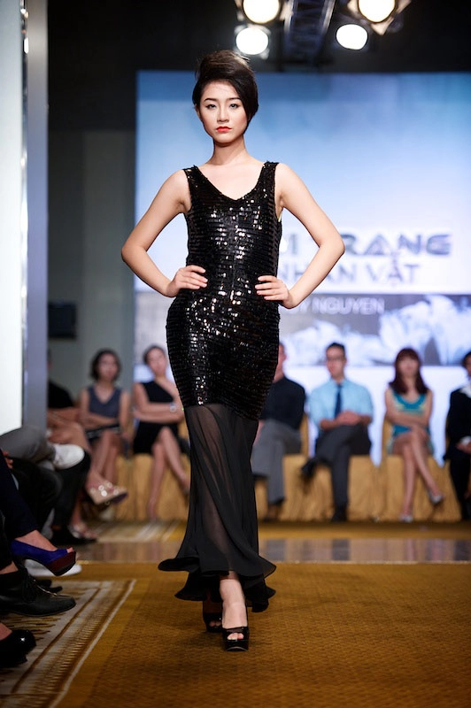 Mẫu trẻ thiếu tự tin trên sàn catwalk